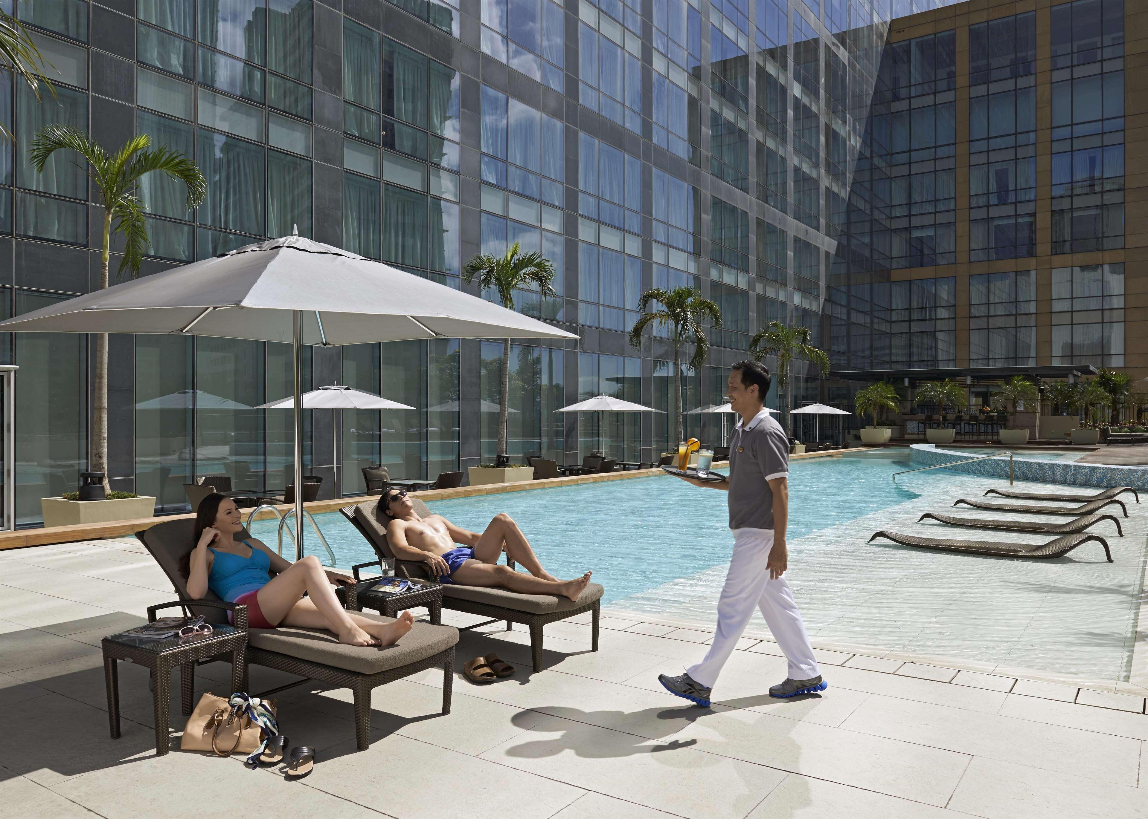 Hotel Fairmont Makati Makati City Exterior foto The pool at the hotel