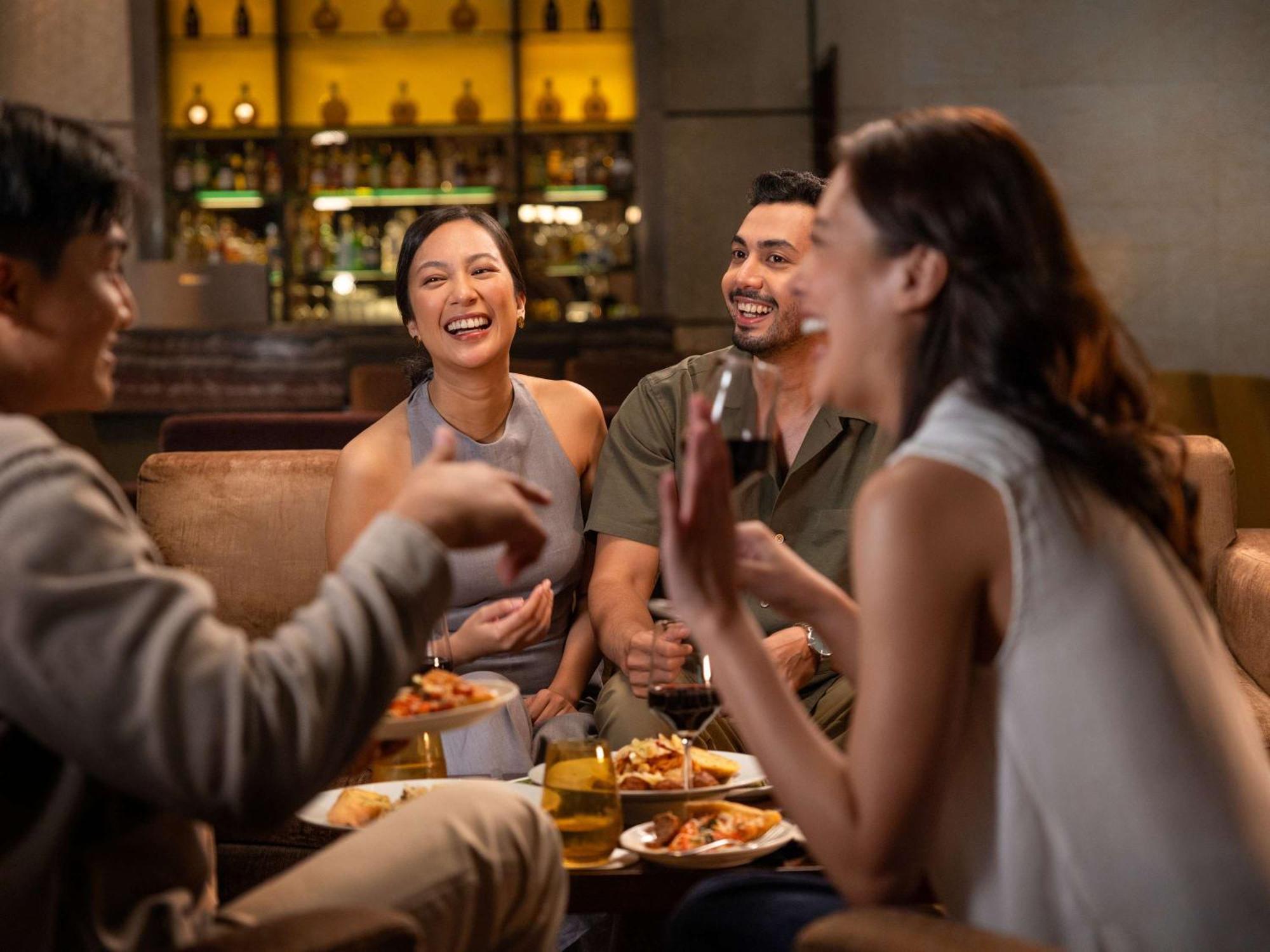 Hotel Fairmont Makati Makati City Exterior foto A group of friends at a bar