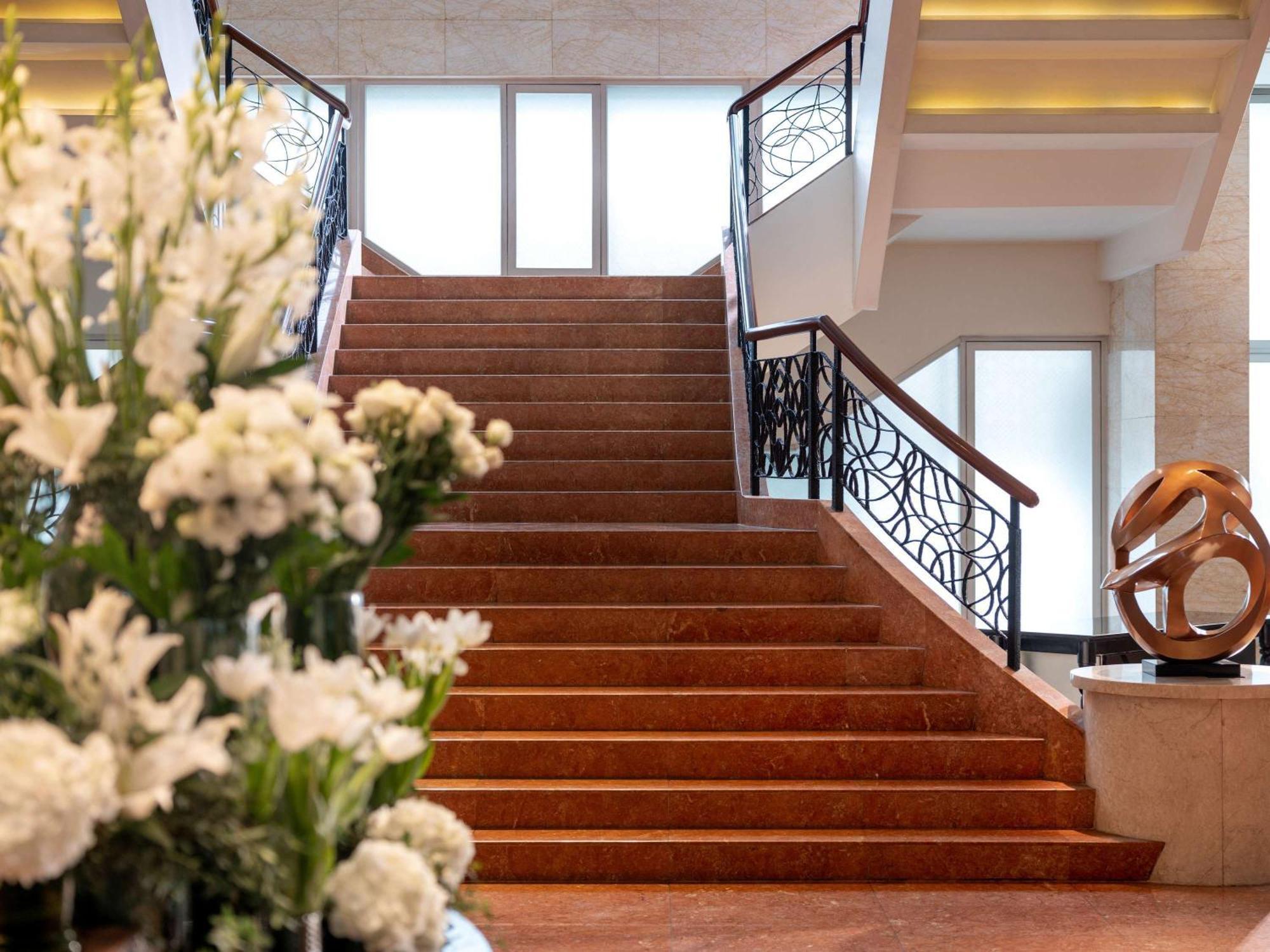 Hotel Fairmont Makati Makati City Exterior foto The staircase at the lobby