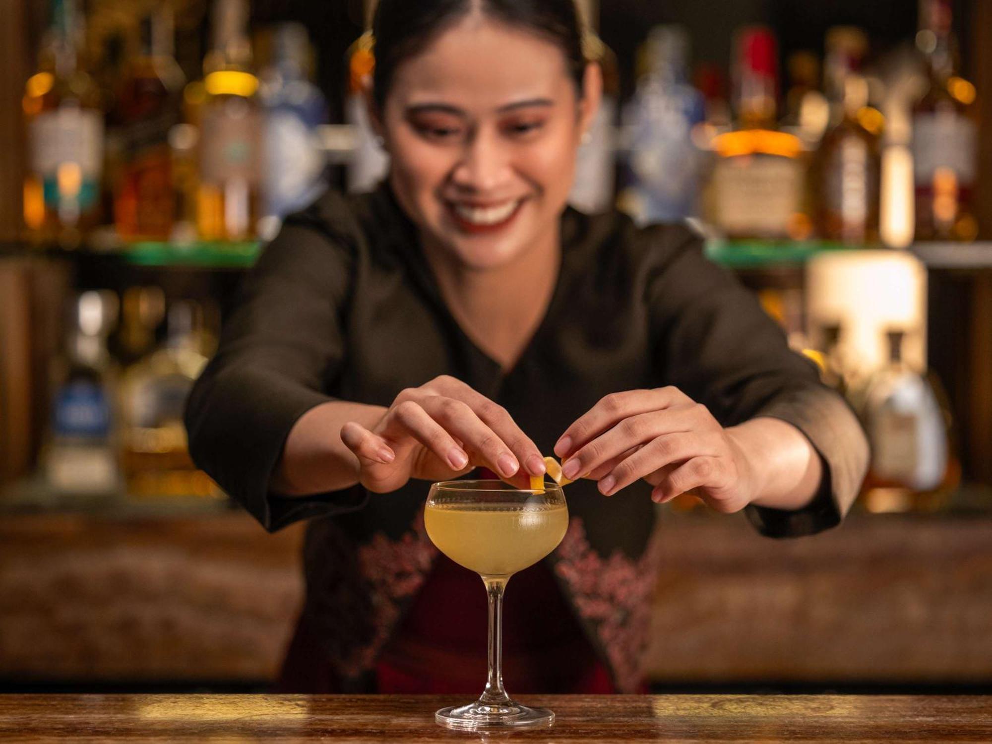 Hotel Fairmont Makati Makati City Exterior foto A bartender at work