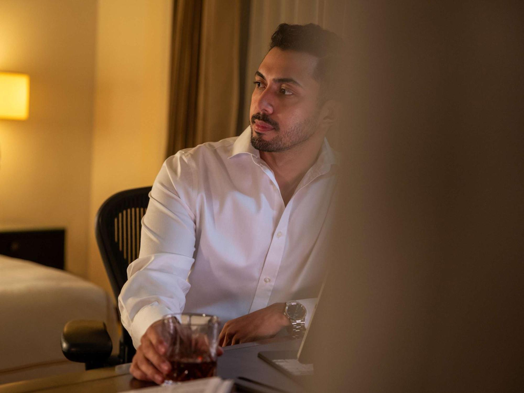 Hotel Fairmont Makati Makati City Exterior foto A man drinking coffee