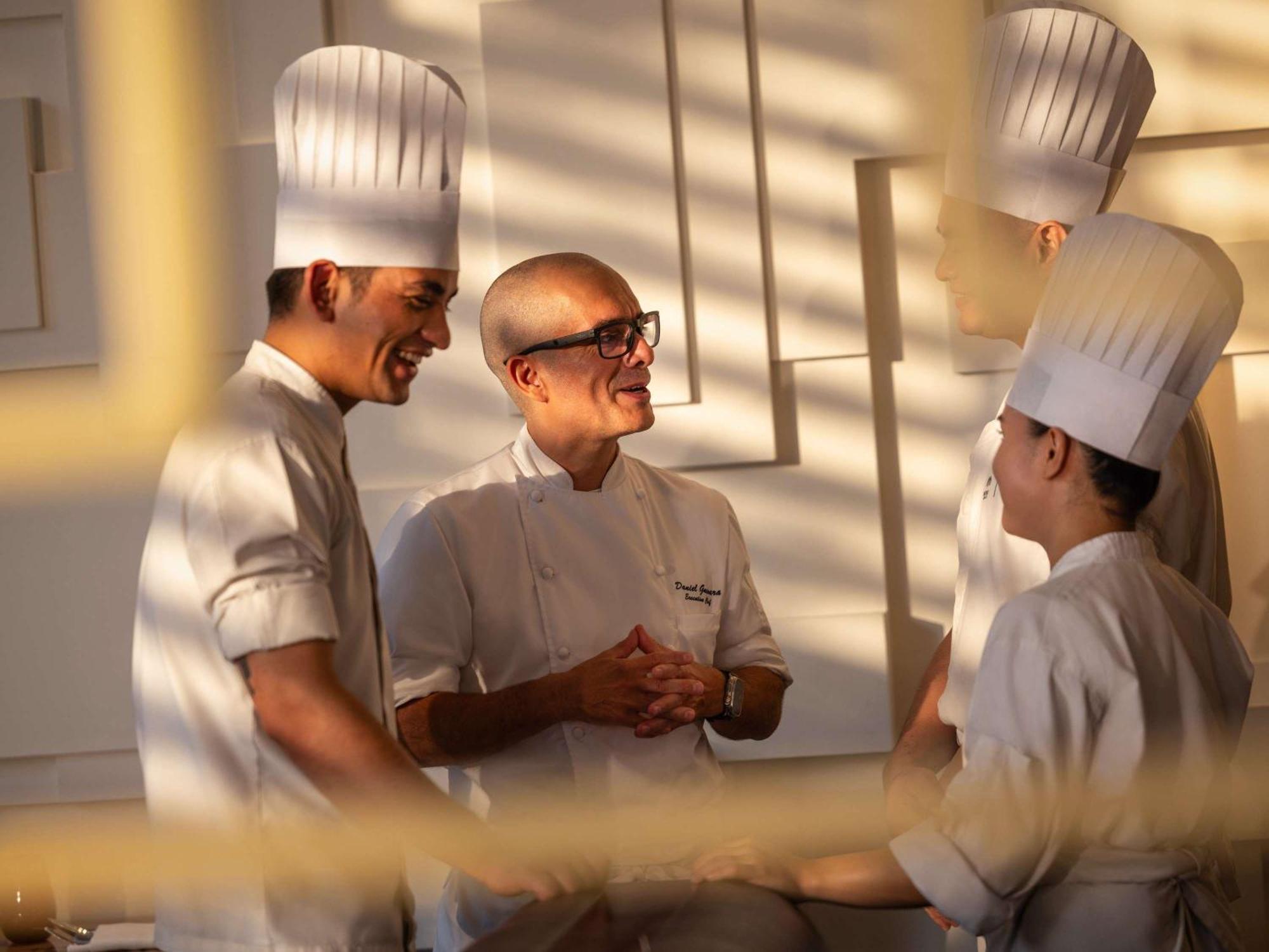 Hotel Fairmont Makati Makati City Exterior foto Chef de cuisine with his sous-chefs