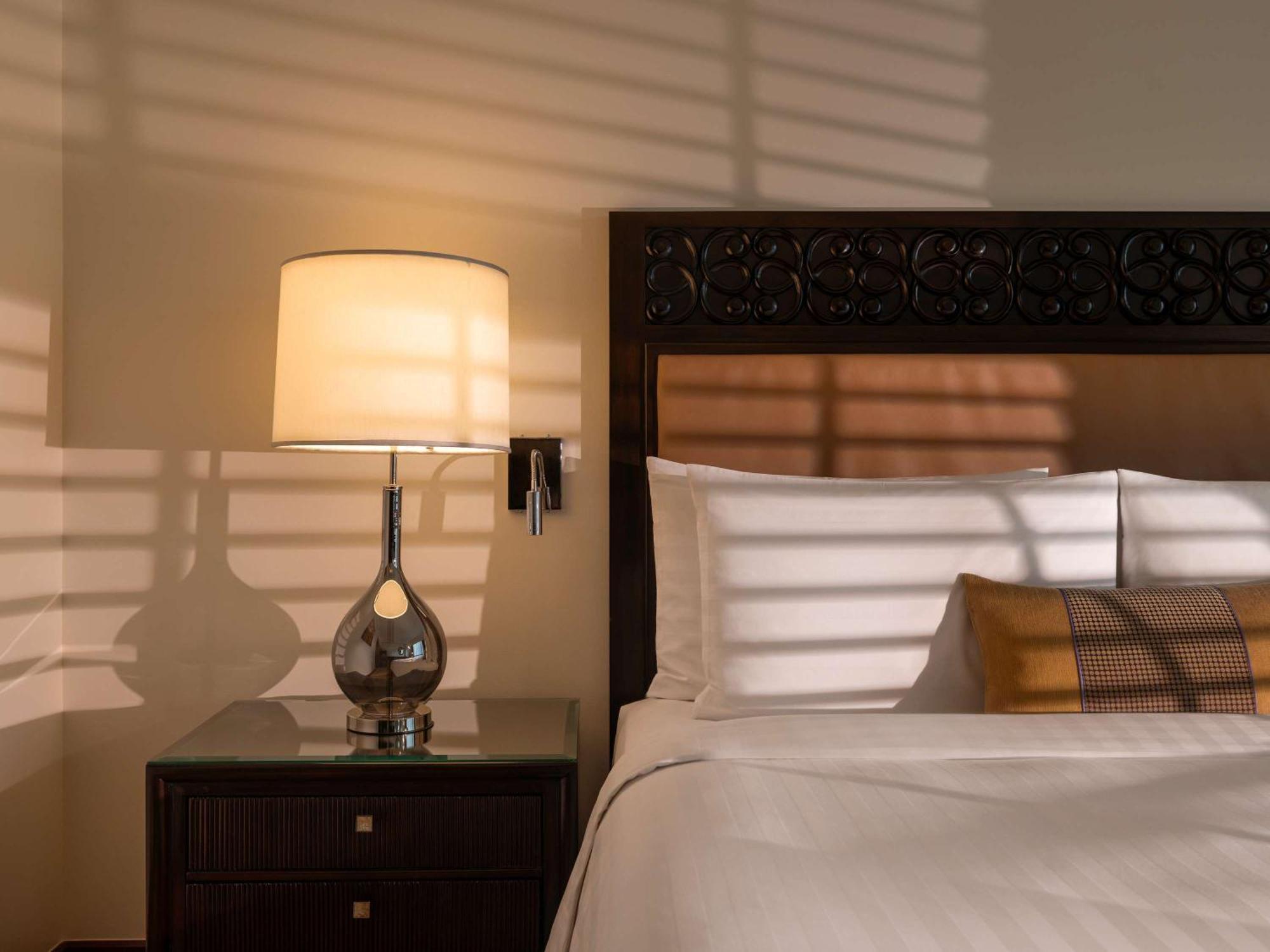 Hotel Fairmont Makati Makati City Exterior foto A lamp on a bedside table