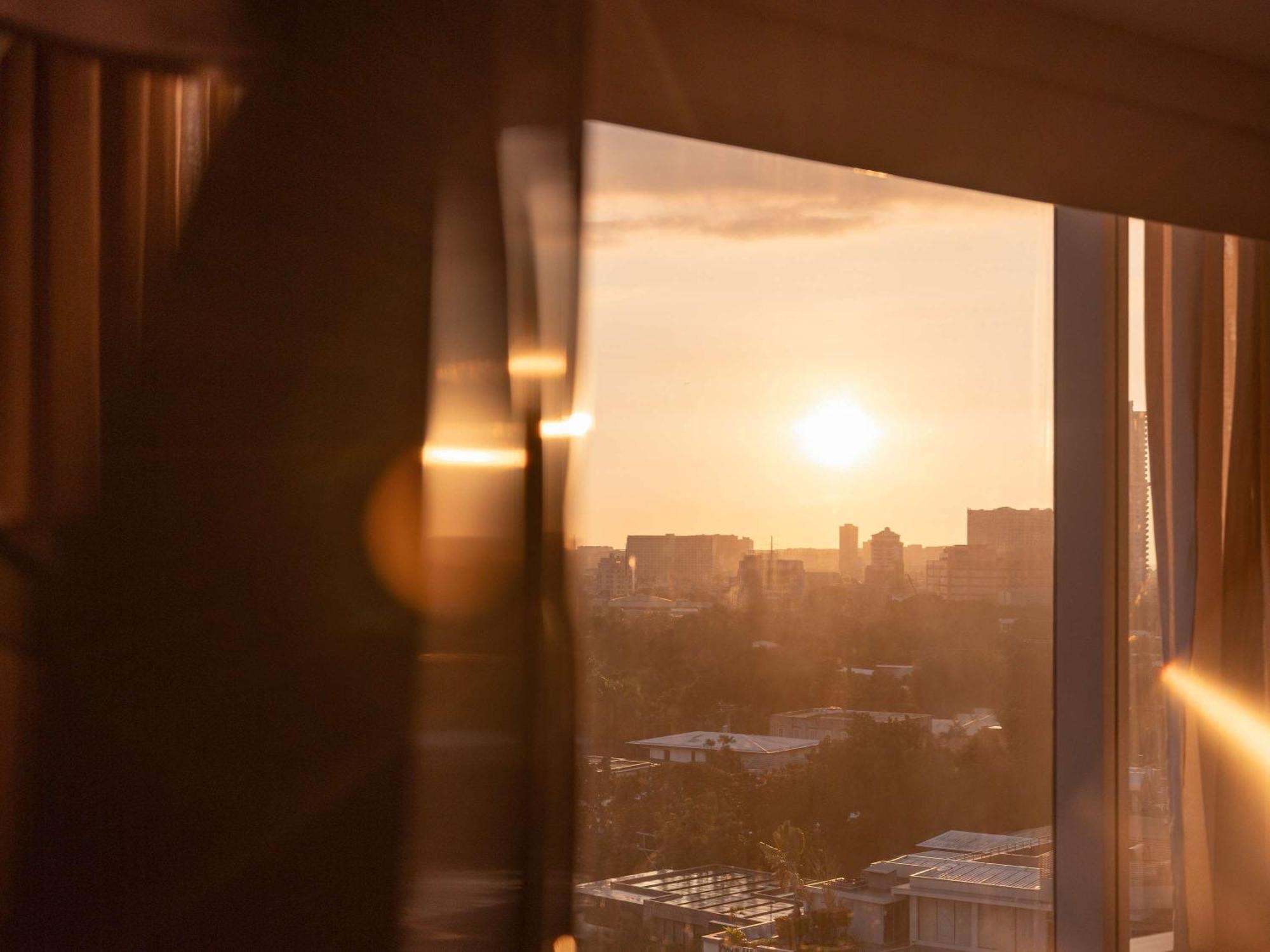 Hotel Fairmont Makati Makati City Exterior foto Sunset view from the 10th floor
