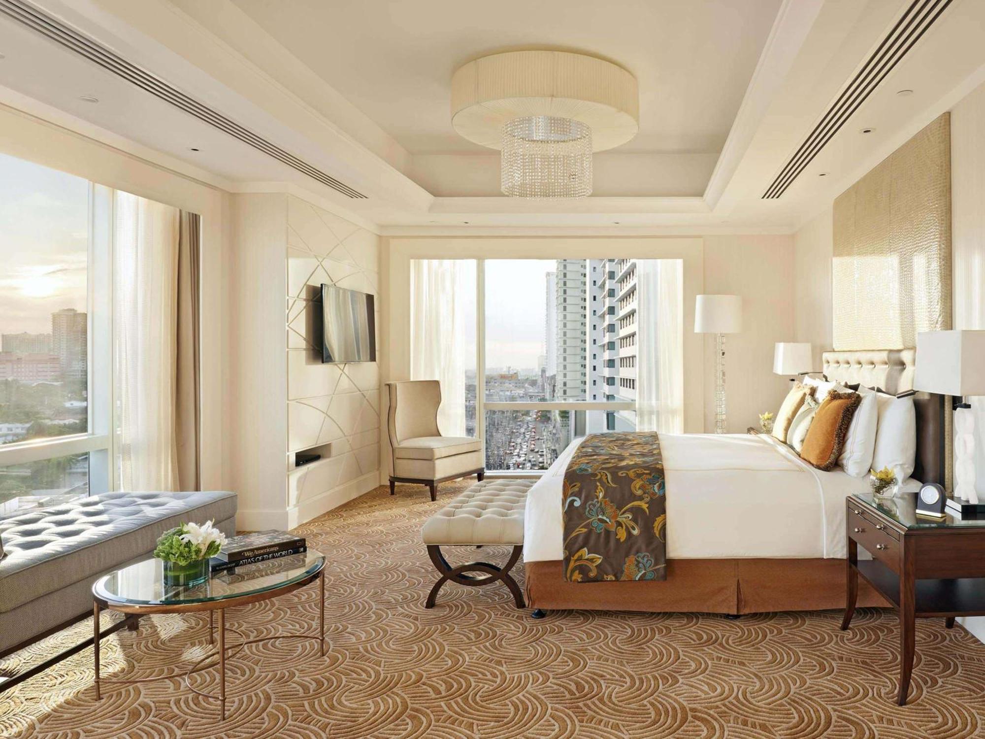 Hotel Fairmont Makati Makati City Exterior foto A bedroom at the Shangri-La Hotel, Kuala Lumpur