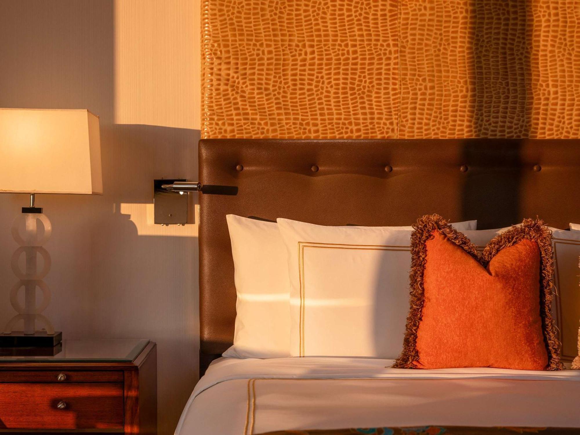 Hotel Fairmont Makati Makati City Exterior foto A bed with a headboard