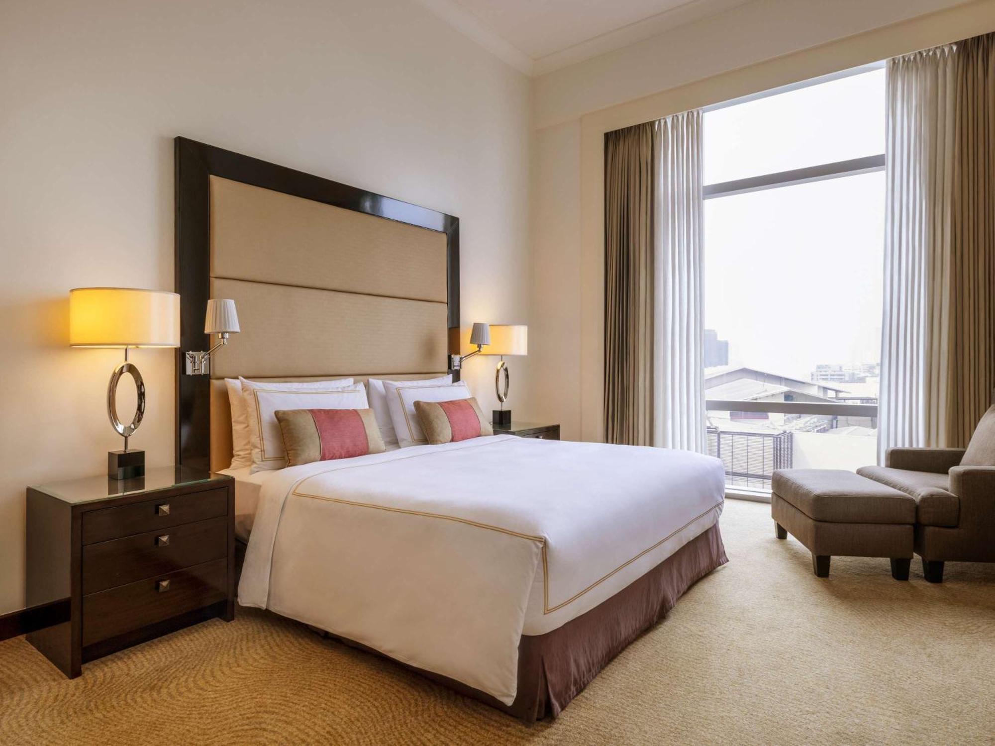 Hotel Fairmont Makati Makati City Exterior foto A bedroom at the hotel