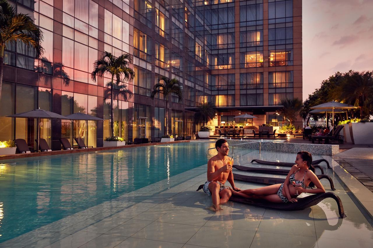 Hotel Fairmont Makati Makati City Exterior foto The pool at the hotel